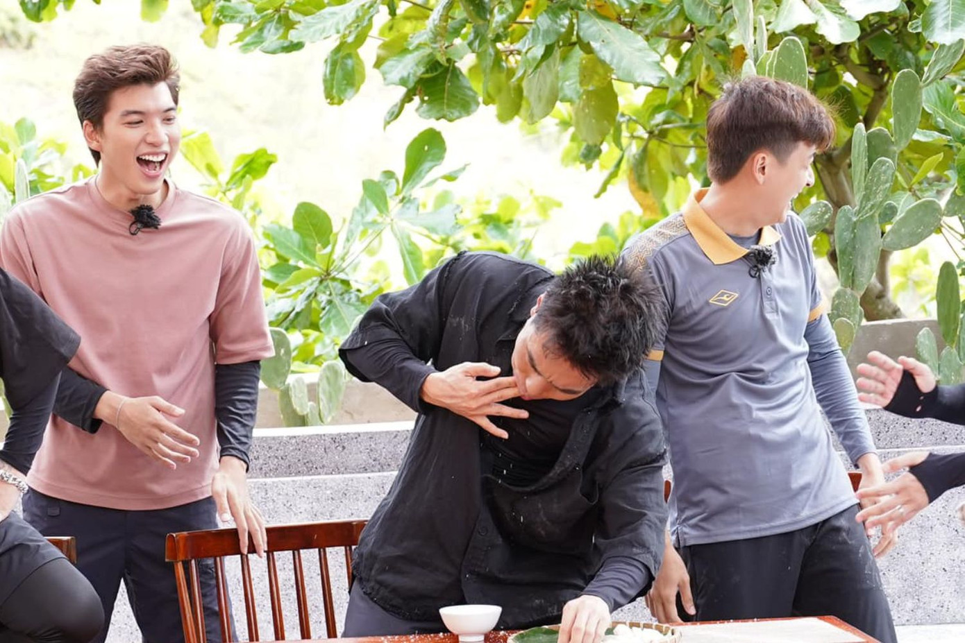 Lê Dương Bảo Lâm và HIEUTHUHAI tiếp tục "ra dẻ" tại 2 Ngày 1 Đêm. Lê Dương Bảo Lâm và HIEUTHUHAI tiếp tục "ra dẻ" tại 2 Ngày 1 Đêm.