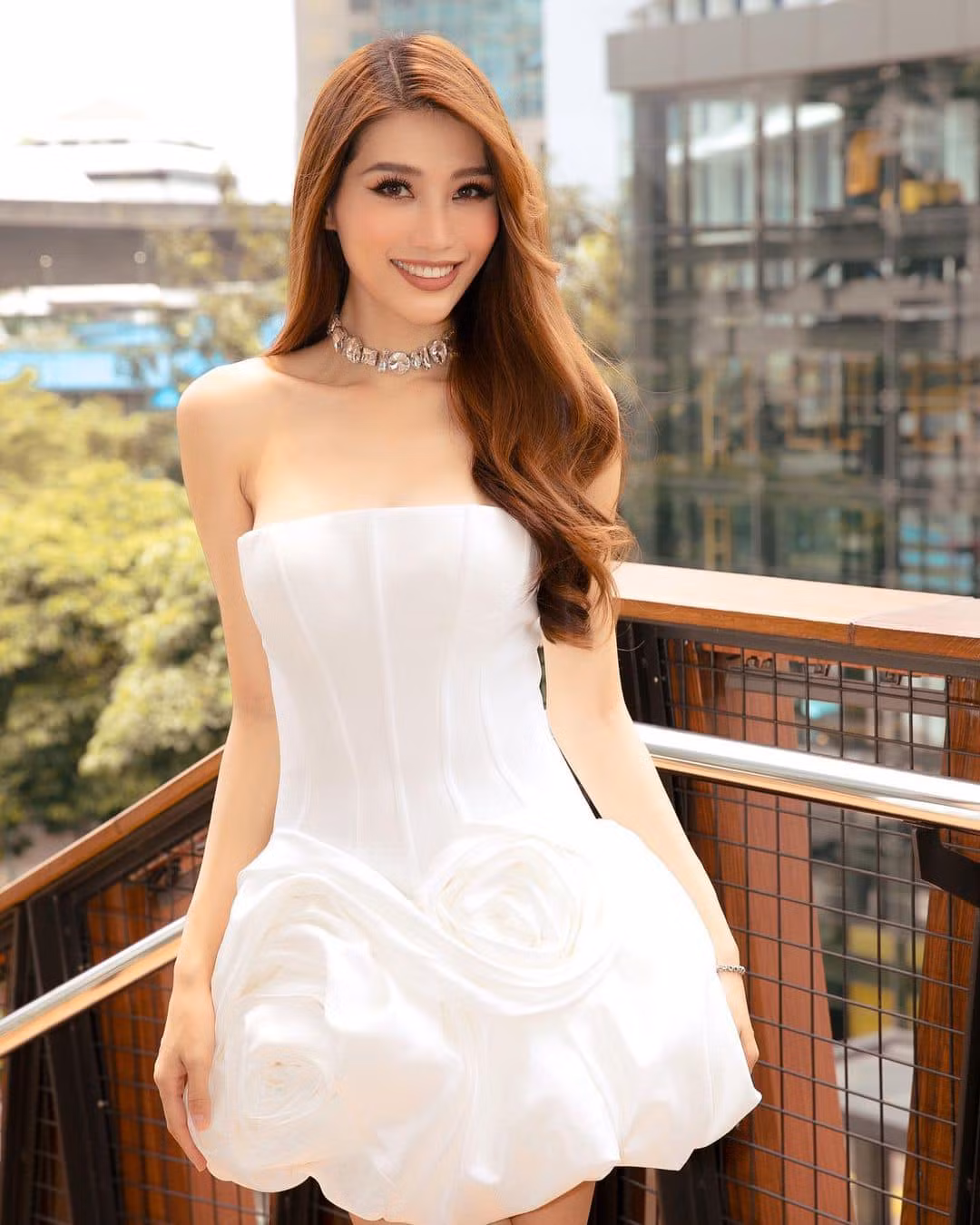 Mỹ nhân 9X xinh đẹp trong bộ váy chiết eo với phần tà phồng cách điệu kết hợp choker to bản.