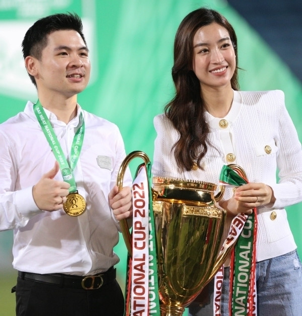 Đỗ Mỹ Linh chọn thiết kế áo len tay dài của Balmain, có giá khoảng 1.700 USD (khoảng 39 triệu đồng) phối cùng quần jeans nhã nhặn.