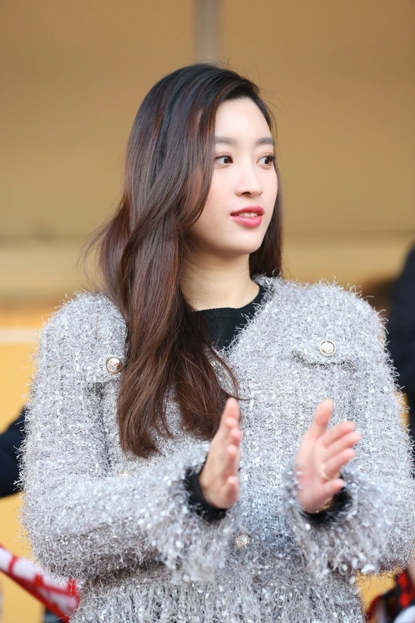 Giữa tin đồn có "tin vui", Hoa hậu Đỗ Mỹ Linh khéo léo che đi vòng 2 với chiếc áo dạ tweed của nhà mốt Chanel.