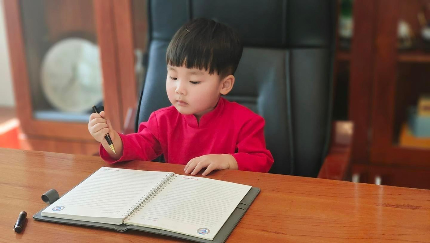 Bé Bo nhà Hòa Minzy khai bút đầu năm với hình ảnh ký hợp đồng như chủ tịch.