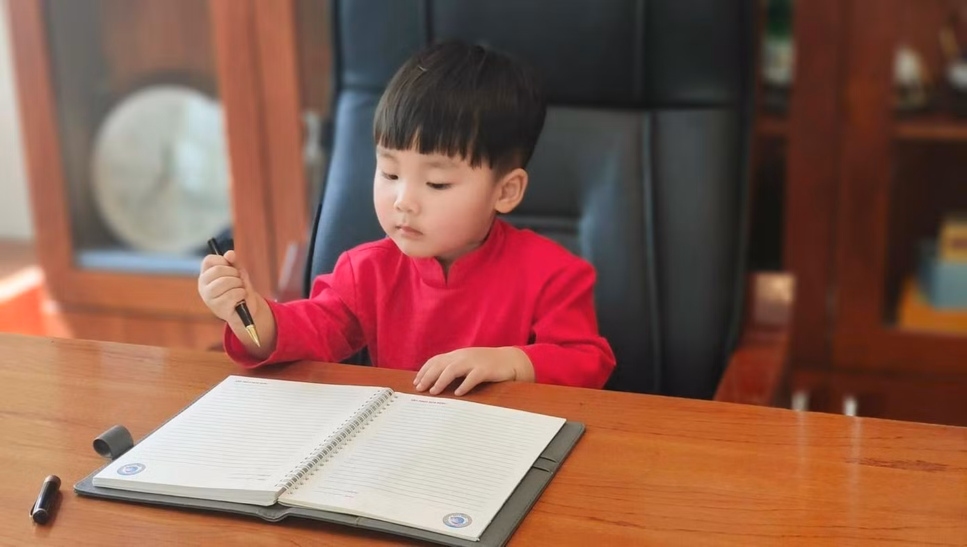 Bé Bo nhà Hòa Minzy khai bút đầu năm với hình ảnh ký hợp đồng như chủ tịch.