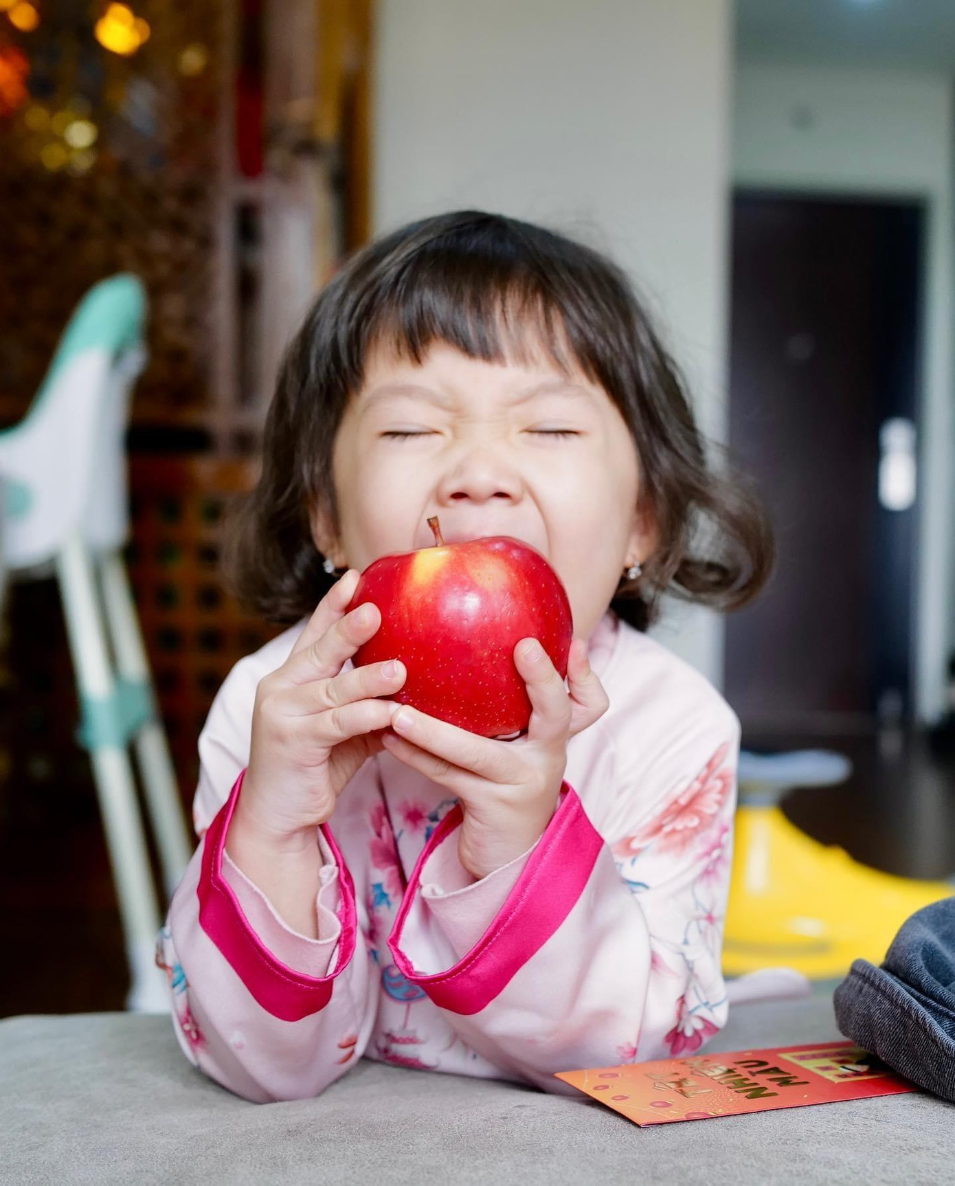 Biểu cảm của cô bé kết hợp với dòng caption cực "chất" của bố mẹ: "Quả táo thường đến sớm, nên hãy ăn nó" khiến dân tình bật cười thích thú.