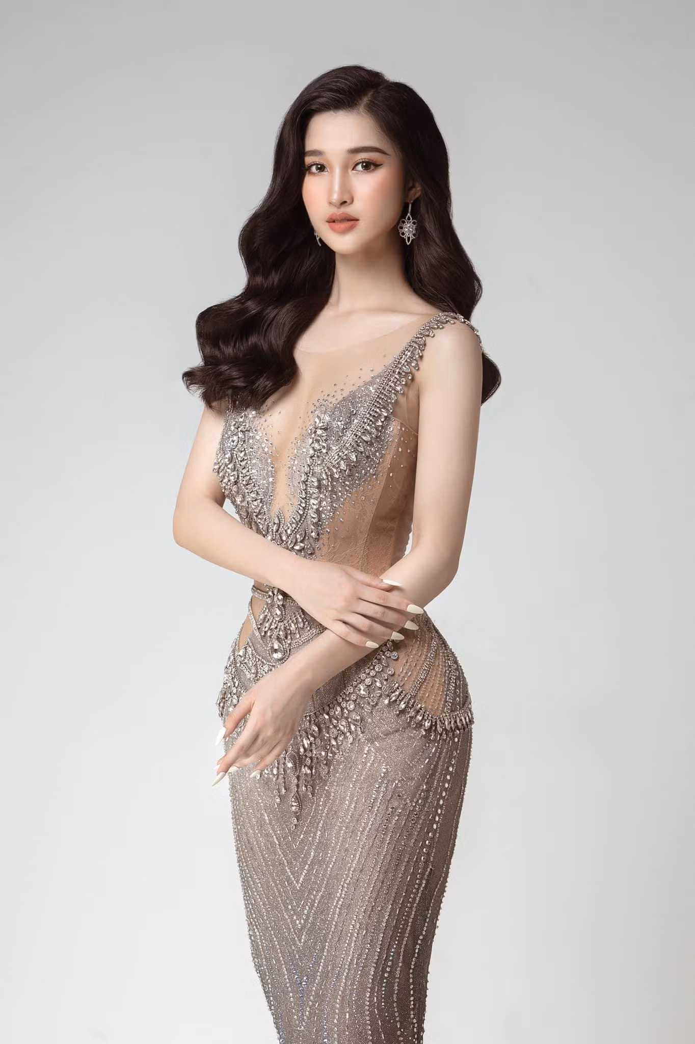 Là mỹ nhân có thể nói thành thạo tiếng Anh và tiếng Tây Ban Nha, Nguyễn Phương Nhi thu hút nhiều sự chú ý nhờ profile "xịn đét" cùng nhan sắc trong veo và body chuẩn.