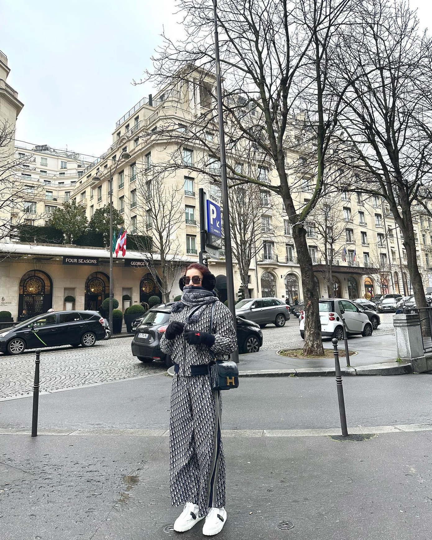 Người đẹp 9X khiến người hâm mộ trầm trồ khi diện nguyên cây đồ hiệu ở thủ đô Paris, Pháp.