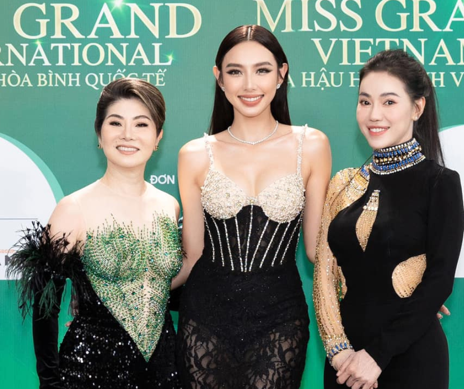 Nàng hậu thể hiện sự thân thiết với bà Teresa - Phó Chủ tịch Hoa hậu Hòa bình Quốc tế.