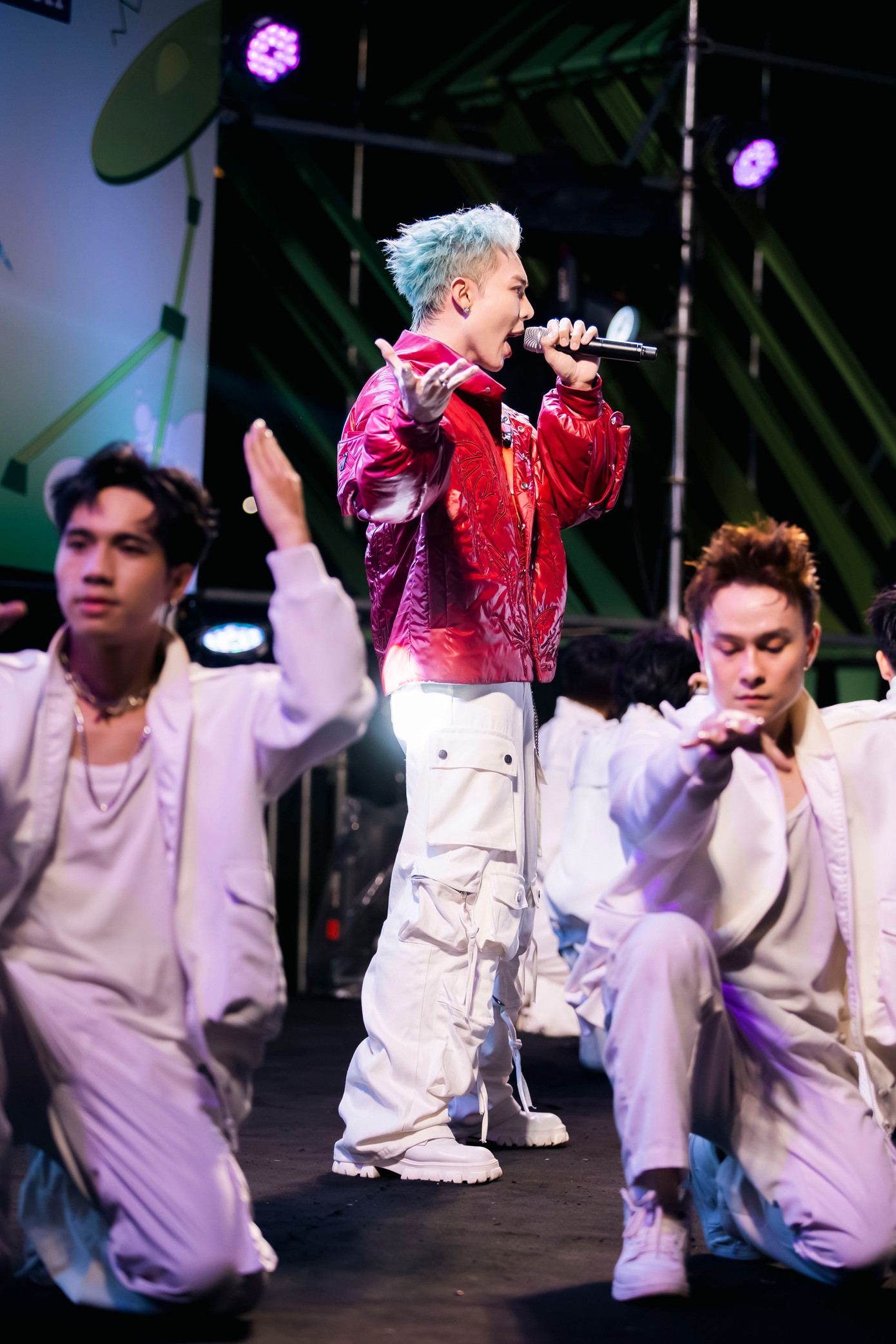 Erik còn cởi áo khoác, xuống hẳn sân khấu giao lưu cùng người hâm mộ. Erik còn cởi áo khoác, xuống hẳn sân khấu giao lưu cùng người hâm mộ.