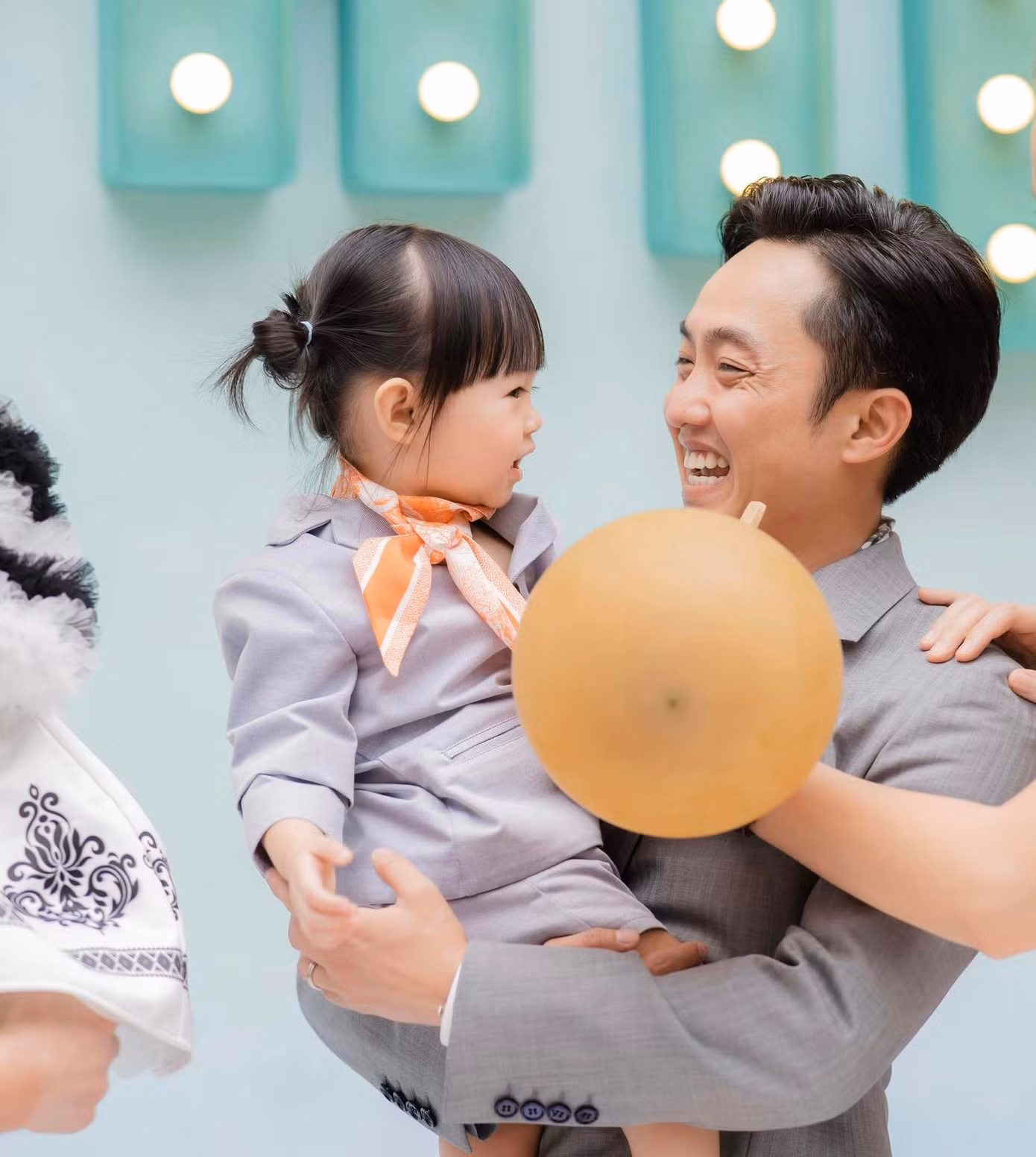 Nhóc tì gây ấn tượng bởi ngoại hình xinh xắn, trong veo trước ống kính.