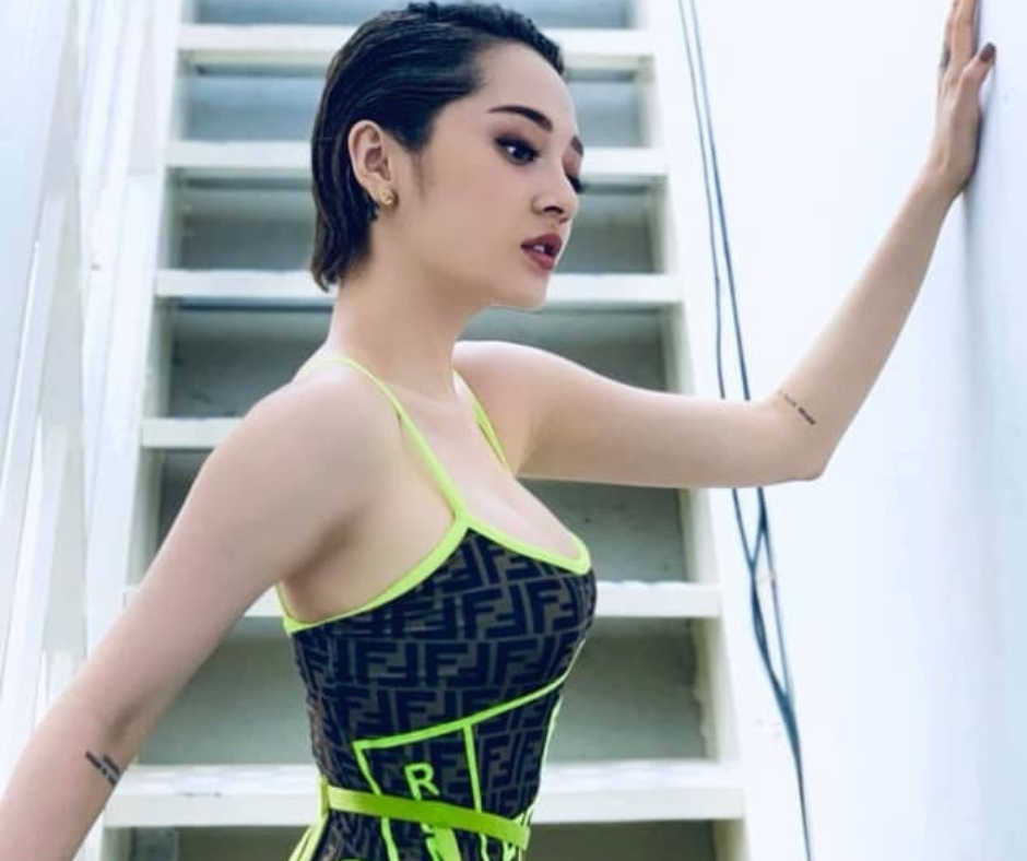 Bảo Anh nổi bật với bộ bodysuit phối cùng sandal của nhà mốt Fendi.