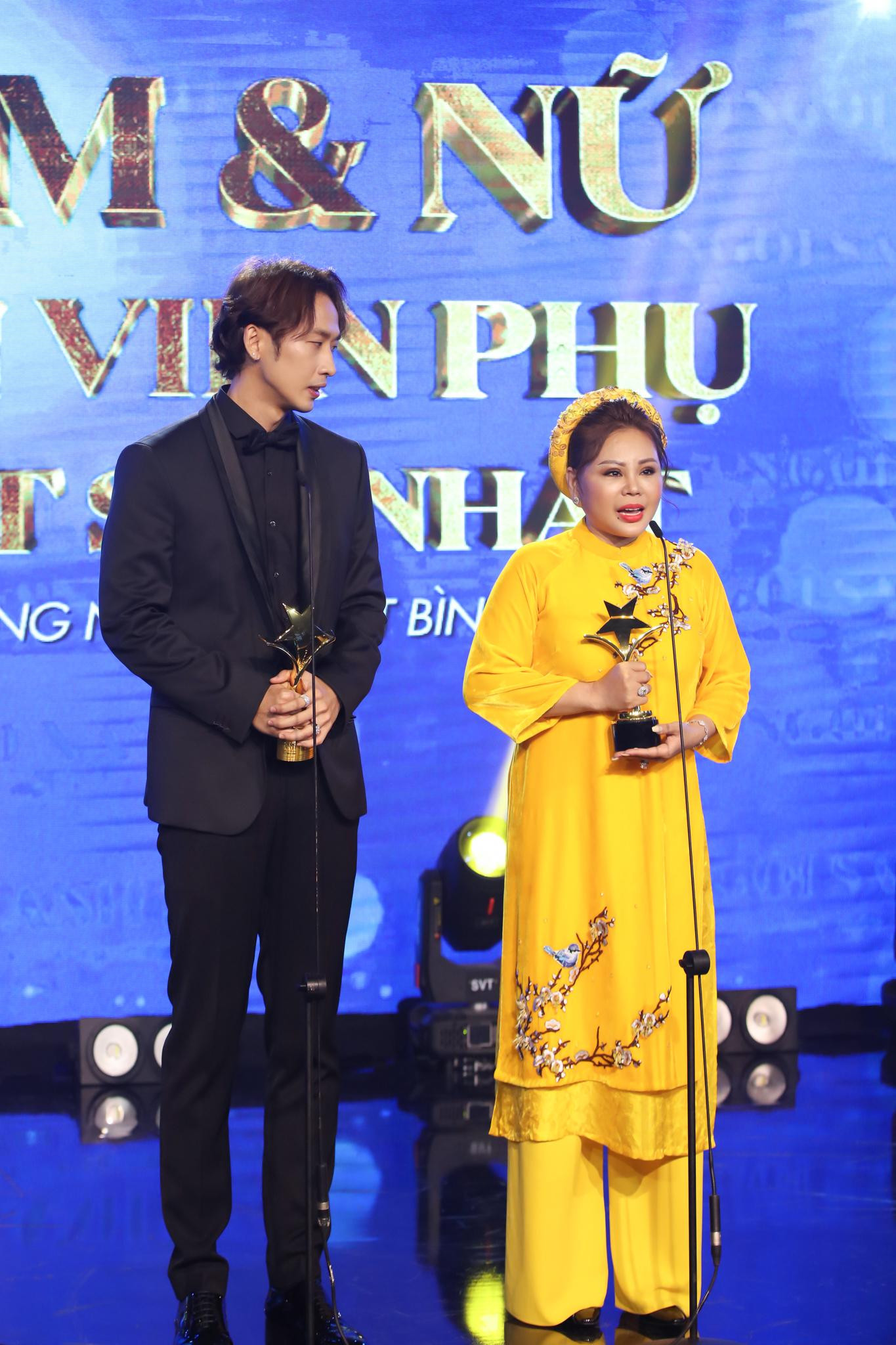 Tuấn Trần và Lê Giang phát biểu khi nhận được giải thưởng. Tuấn Trần và Lê Giang phát biểu khi nhận được giải thưởng.