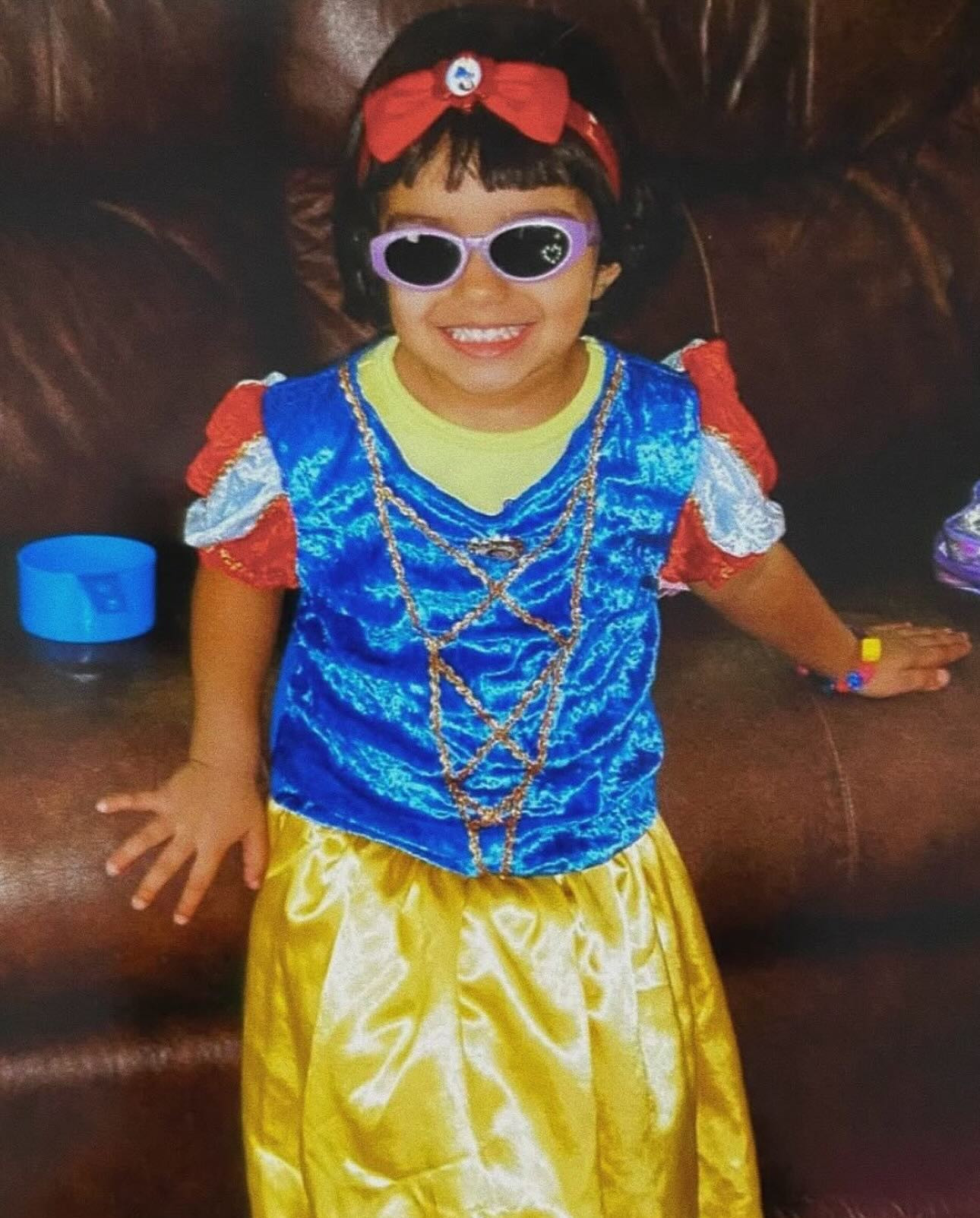 Hành động chia sẻ loạt ảnh cosplay nhân vật Bạch Tuyết khi còn nhỏ của Rachel Zegler bị cho là "bất nhất" với phát ngôn trước đó.