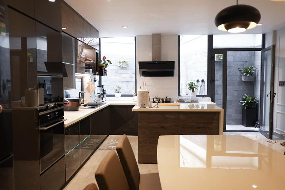 Góc bếp trong căn biệt thự cao cấp của Bảo Anh.