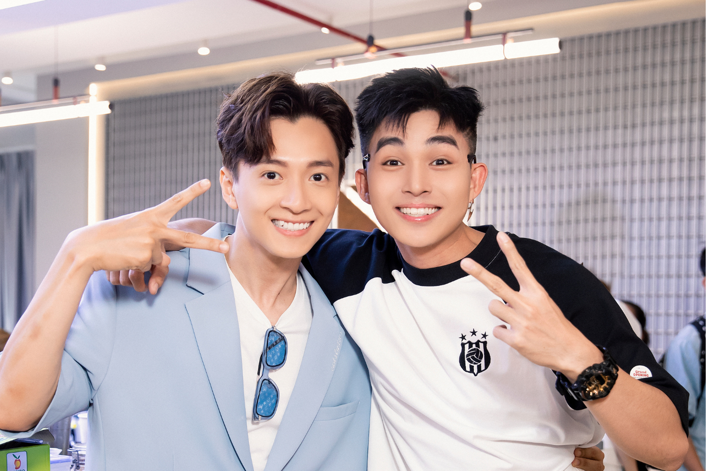 Cặp "Thỏ Đen" - "Thỏ Trắng" đình đám của làng giải trí. Cặp "Thỏ Đen" - "Thỏ Trắng" đình đám của làng giải trí.