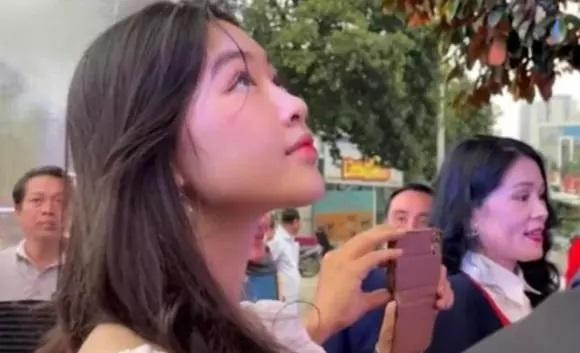 Vẻ đẹp &quot;không tì vết&quot; của Lọ Lem qua camera &quot;team qua đường&quot;.