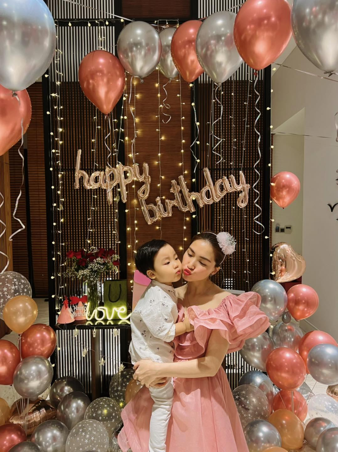 Hòa Minzy đón sinh nhật cùng bé Bo.