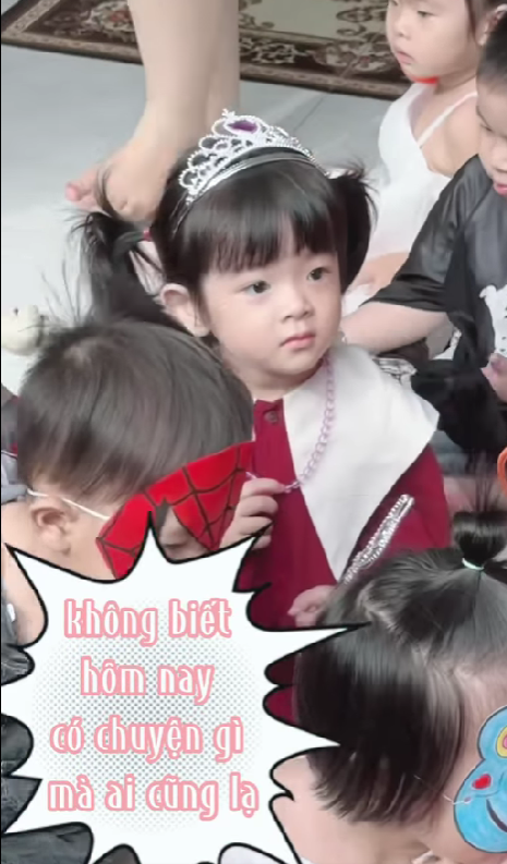 Con gái Trương Mỹ Nhân cũng chọn concept công chúa với đầm dạ hội và vương miện xinh xắn trong ngày hội Halloween được tổ chức tại trường.