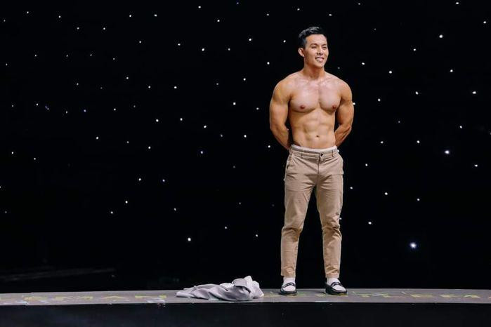 Màn khoe múi &quot;chất lượng&quot; giúp Hồng Khánh ghi điểm với dàn huấn luyện viên.