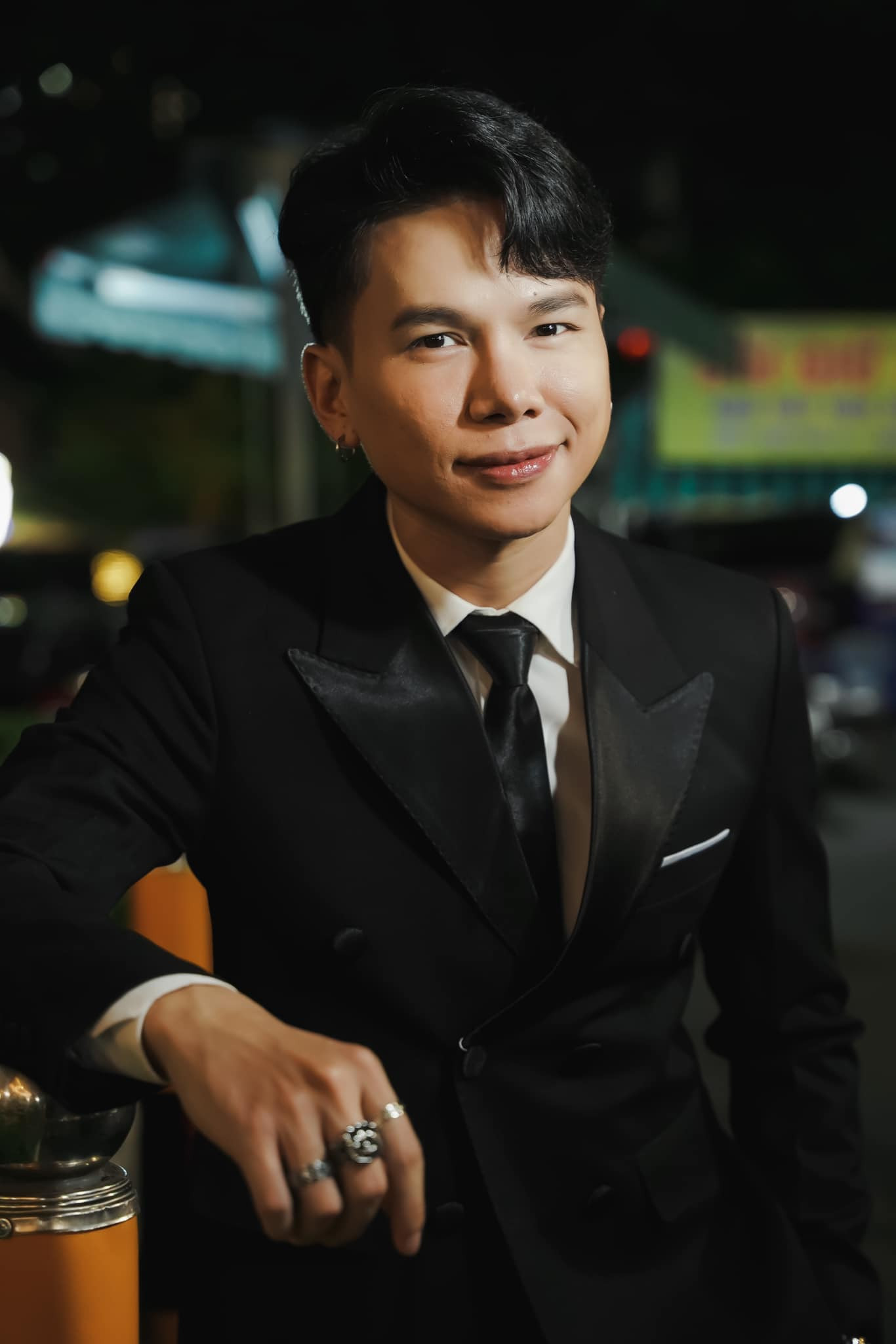 10 năm trước từng là thời kỳ "đỉnh cao" trong sự nghiệp của Hoàng Tôn khi nam ca sĩ sở hữu loạt hit quốc dân như Nỗi Nhớ Đầy Vơi, Em Không Cần... 10 năm trước từng là thời kỳ "đỉnh cao" trong sự nghiệp của Hoàng Tôn khi nam ca sĩ sở hữu loạt hit quốc dân như Nỗi Nhớ Đầy Vơi, Em Không Cần...