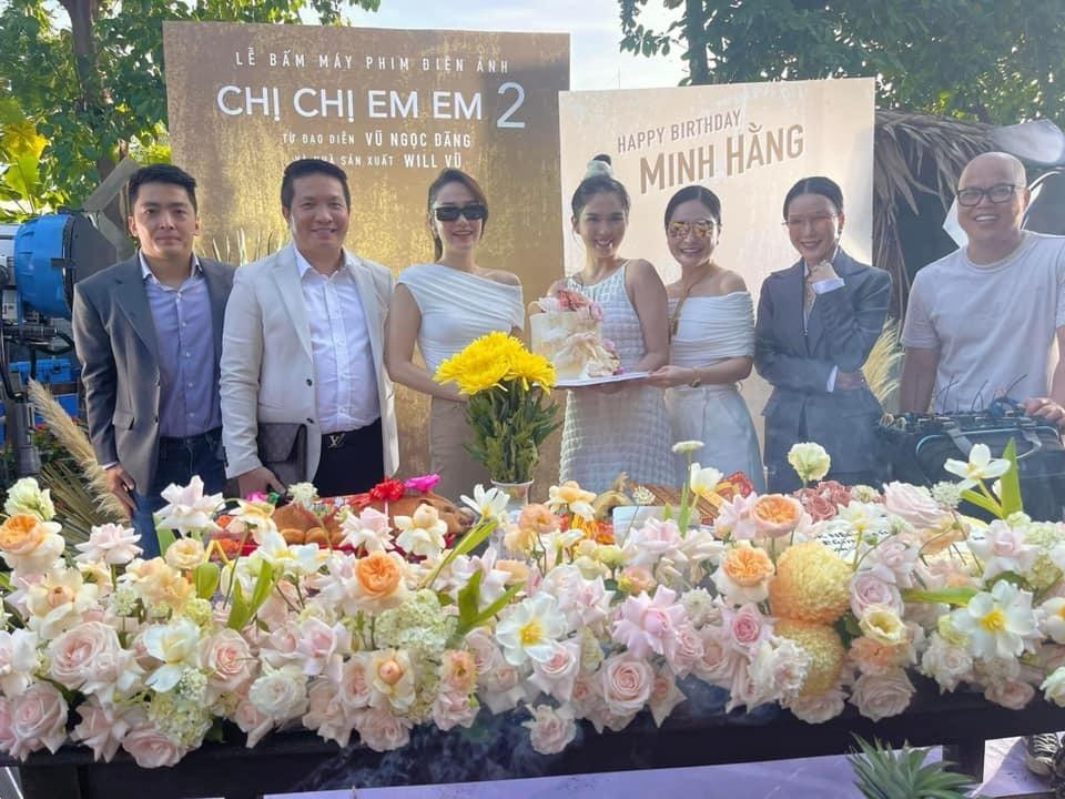 Minh Hằng và Ngọc Trinh gây thích thú khi hợp tác trong dự án điện ảnh Chị Chị Em Em 2. Minh Hằng và Ngọc Trinh gây thích thú khi hợp tác trong dự án điện ảnh Chị Chị Em Em 2.