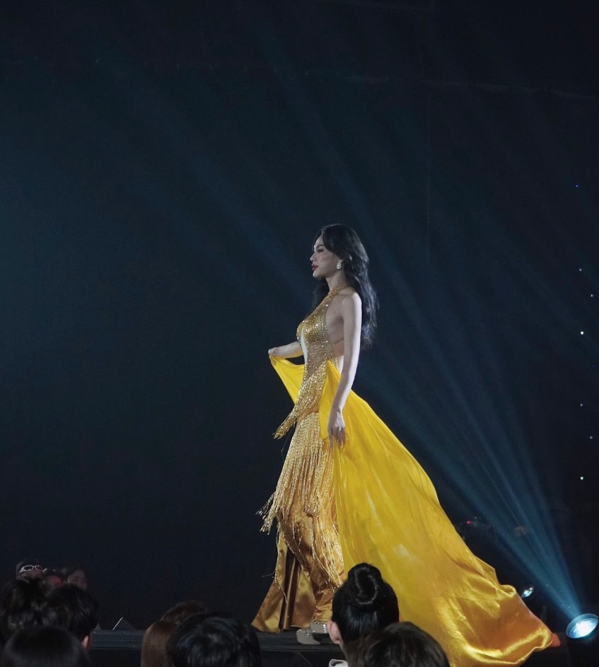 Nikkie Song Phúc xinh đẹp trong thiết kế cắt xẻ màu vàng.