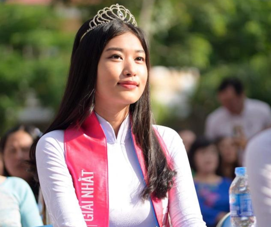 Hoa hậu Đoàn Thiên Ân từng giành giải Nhất Gương mặt Nữ sinh Áo dài 2018. Hoa hậu Đoàn Thiên Ân từng giành giải Nhất Gương mặt Nữ sinh Áo dài 2018.