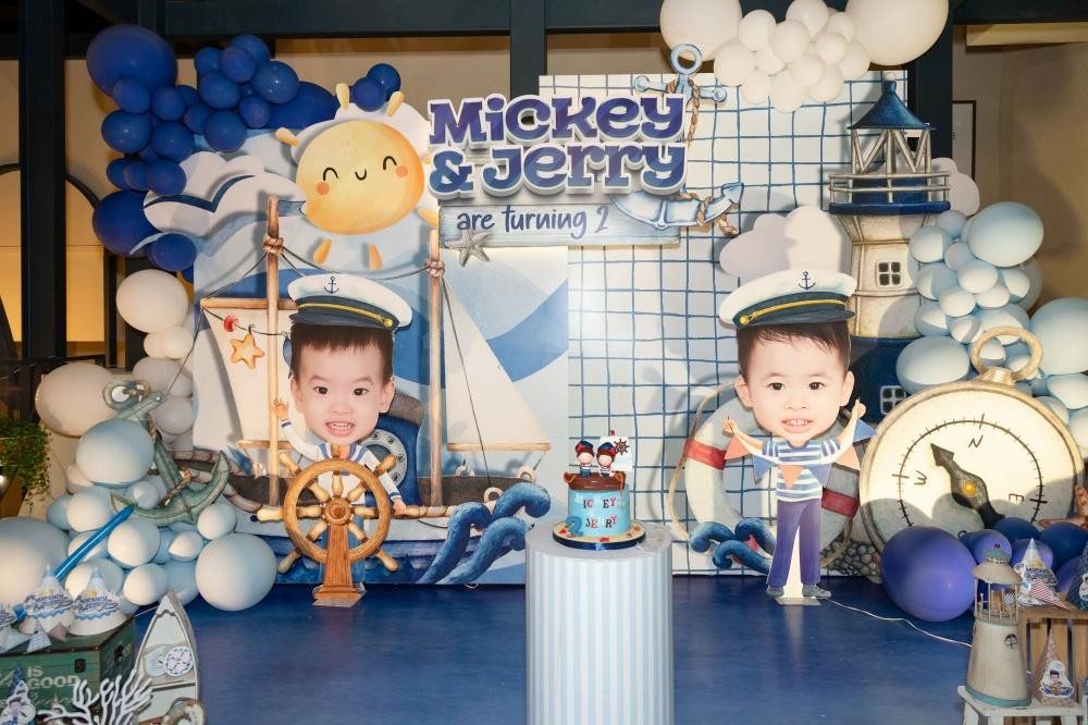 Tiệc sinh nhật lấy ý tưởng là một con tàu khổng lồ và hai nhóc tỳ Micky - Jerry là 2 thủy thủ.