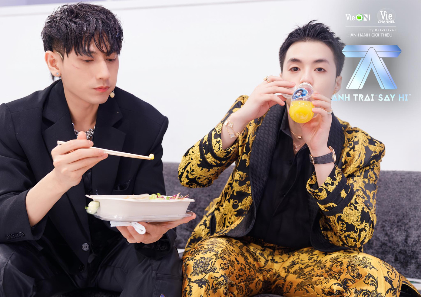 Cặp Út Khờ (Negav) - anh Sái (Isaac) tại Anh Trai "Say Hi". Cặp Út Khờ (Negav) - anh Sái (Isaac) tại Anh Trai "Say Hi".