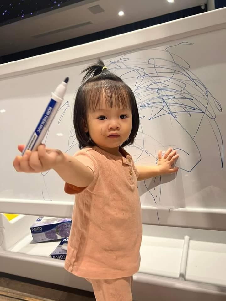 “Cô giáo” Suchin buộc tóc “cây dừa”, mặc đồ ngủ và viết nguệch ngoạc lên bảng trắng.