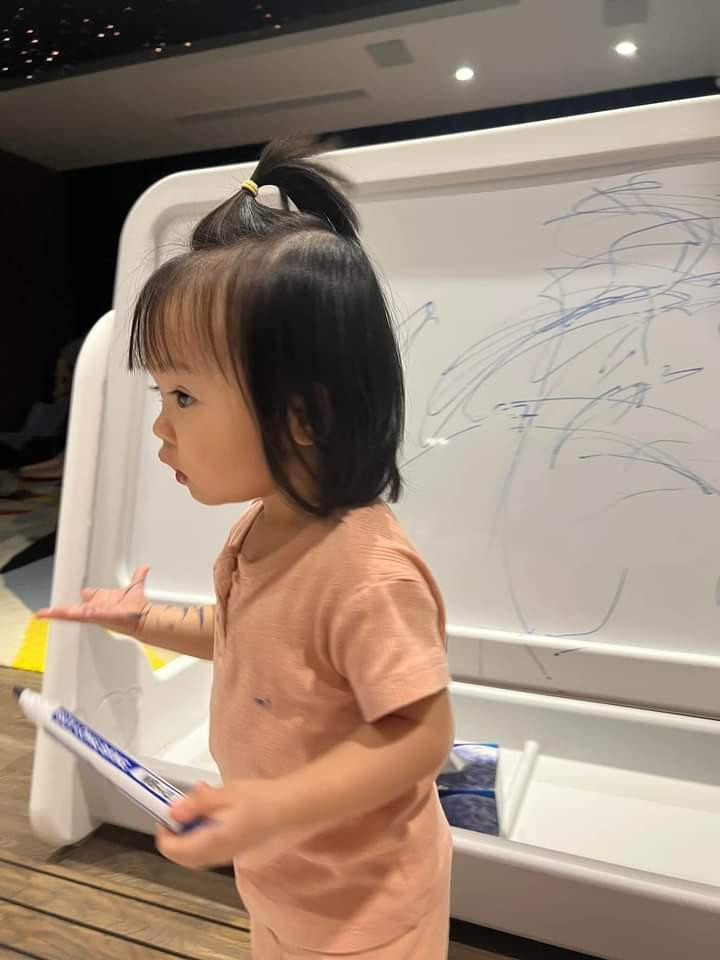 “Cô giáo tí hon” Suchin hơi tinh nghịch quá nhỉ?