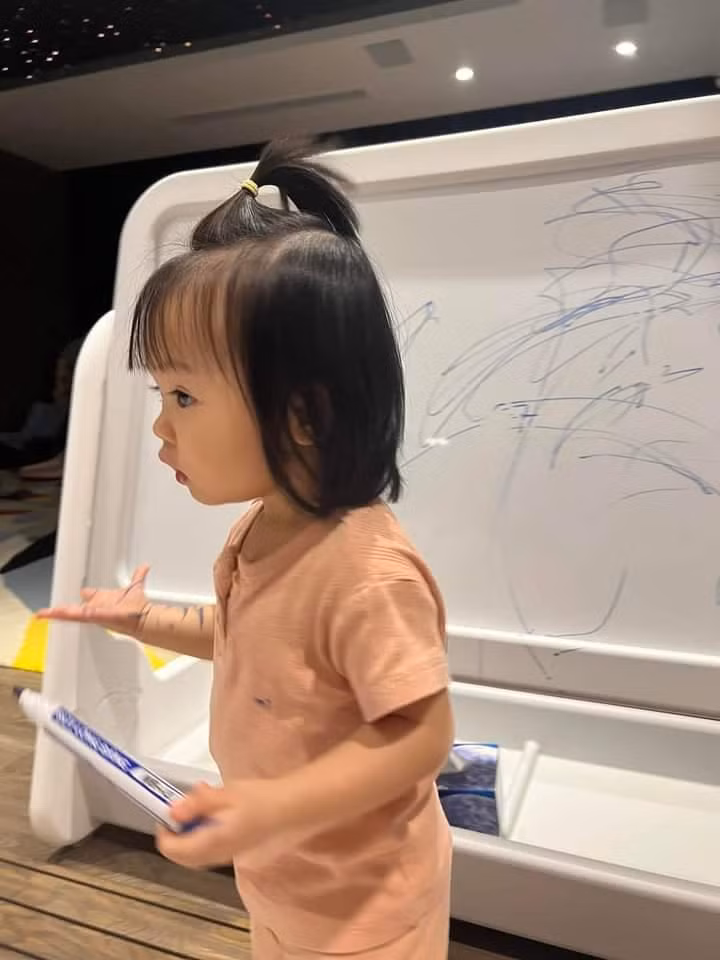 “Cô giáo tí hon” Suchin hơi tinh nghịch quá nhỉ?