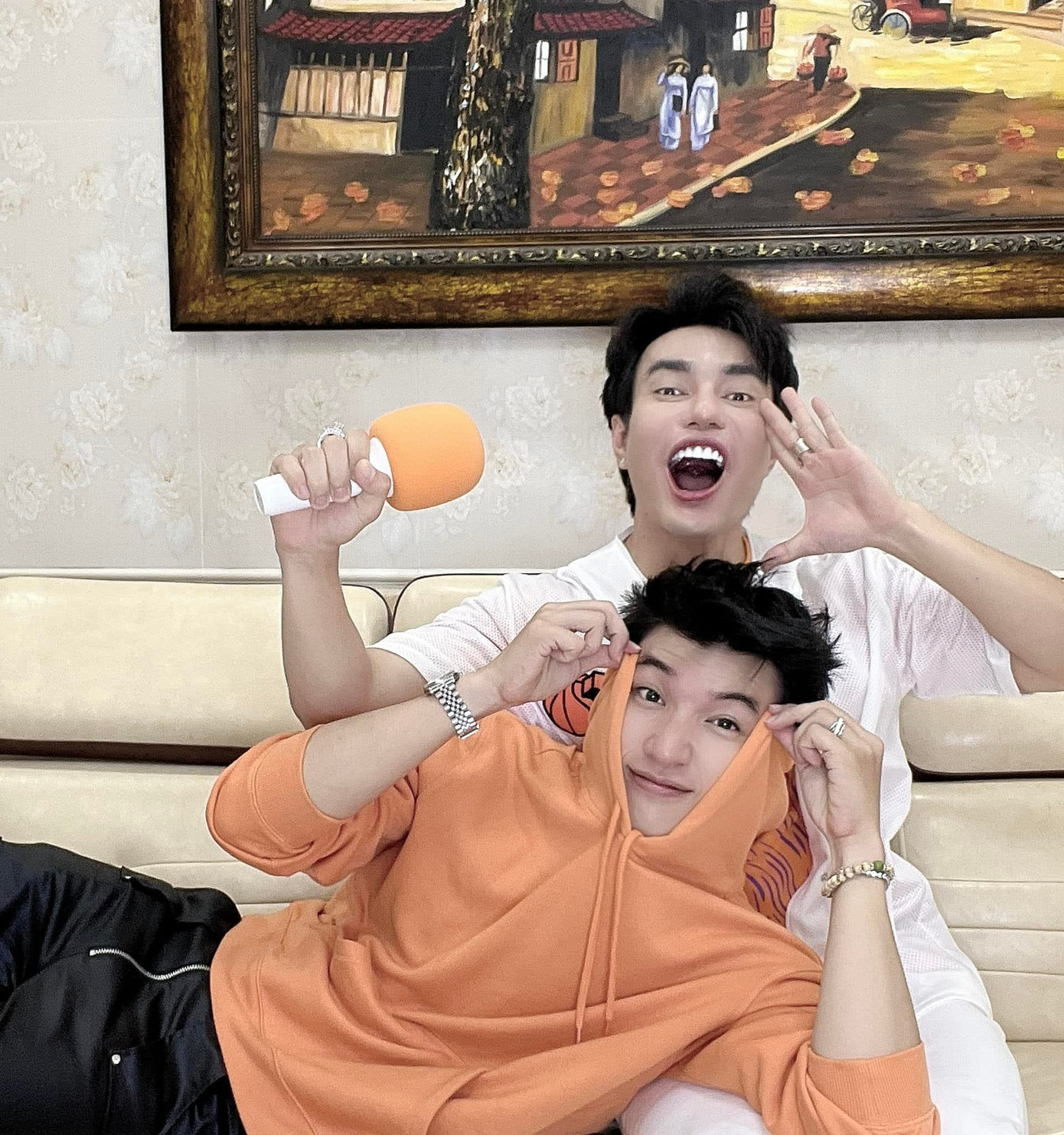 HIEUTHUHAI được khẳng định là đã bị "thánh hài" Lê Dương Bảo Lâm "thao túng tâm lý". HIEUTHUHAI được khẳng định là đã bị "thánh hài" Lê Dương Bảo Lâm "thao túng tâm lý".