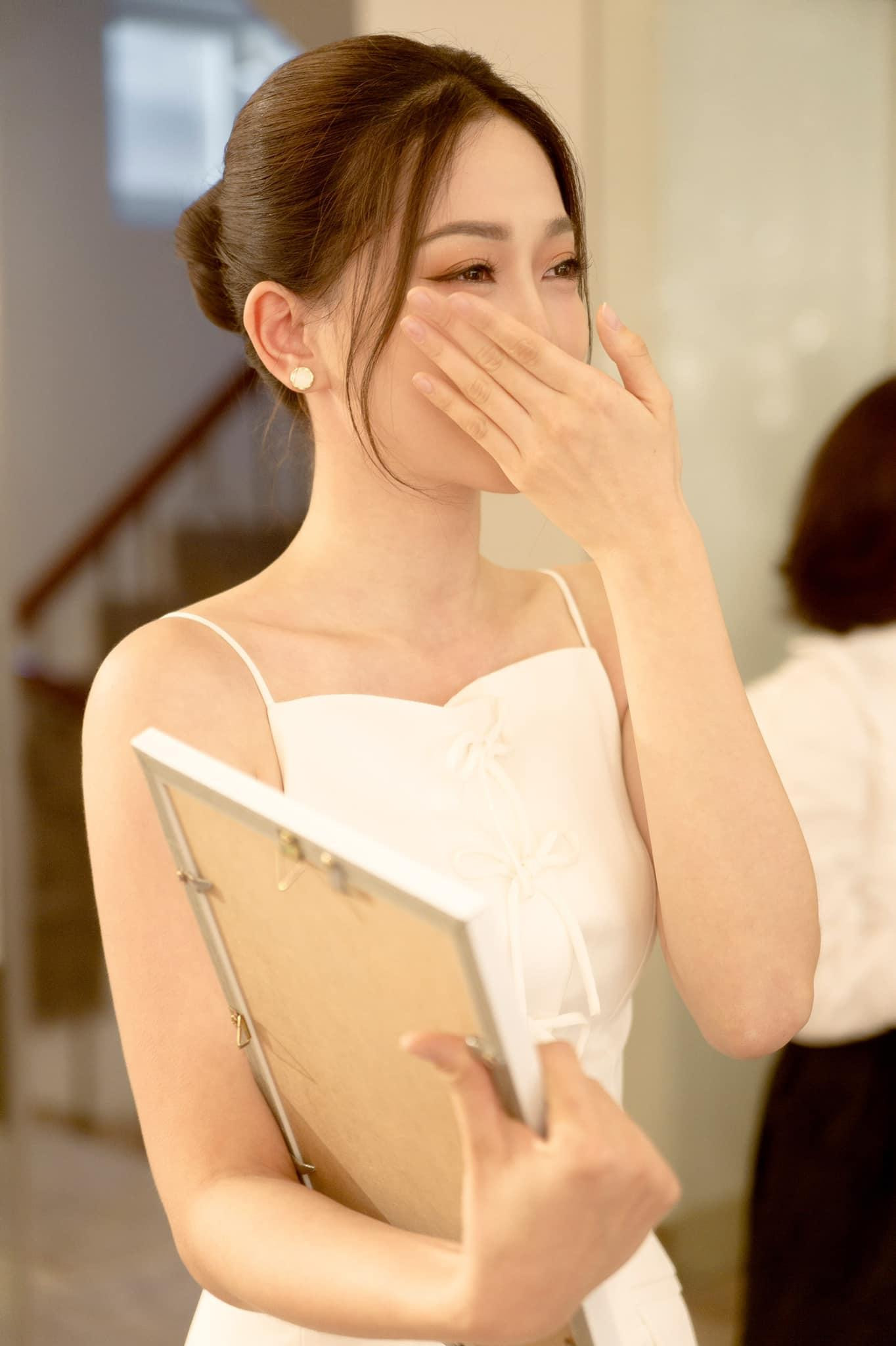 Á hậu Phương Nga xúc động khi nhìn thấy váy cưới.