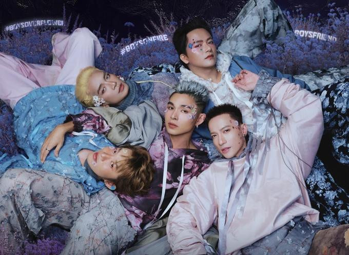 Nam ca sĩ cũng là một trong năm "anh trai" ra mắt với vai trò nhóm nhạc B.O.F. Nam ca sĩ cũng là một trong năm "anh trai" ra mắt với vai trò nhóm nhạc B.O.F.