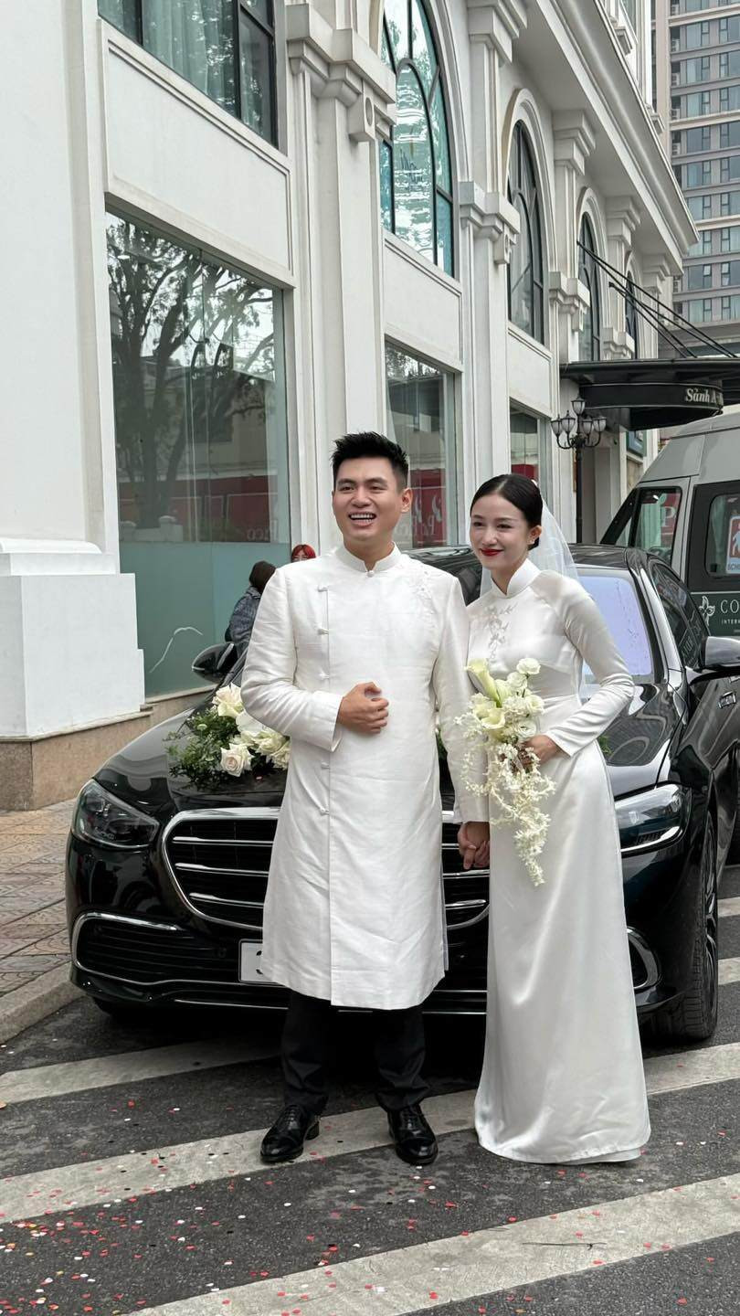 Sau lễ ăn hỏi tổ chức tại nhà Salim, hai vợ chồng tiếp tục sang nhà doanh nhân Hải Long để làm lễ ra mắt họ hàng nhà trai. Sau lễ ăn hỏi tổ chức tại nhà Salim, hai vợ chồng tiếp tục sang nhà doanh nhân Hải Long để làm lễ ra mắt họ hàng nhà trai.