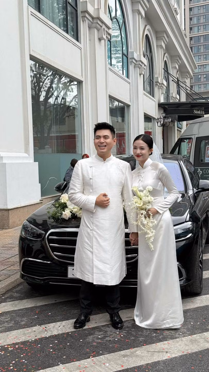 Sau lễ ăn hỏi tổ chức tại nhà Salim, hai vợ chồng tiếp tục sang nhà doanh nhân Hải Long để làm lễ ra mắt họ hàng nhà trai.