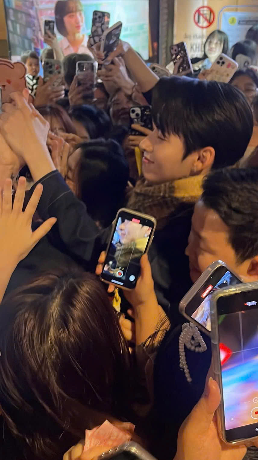 Ngay sau đó, anh đã có mặt tại cụm rạp CGV Royal City.