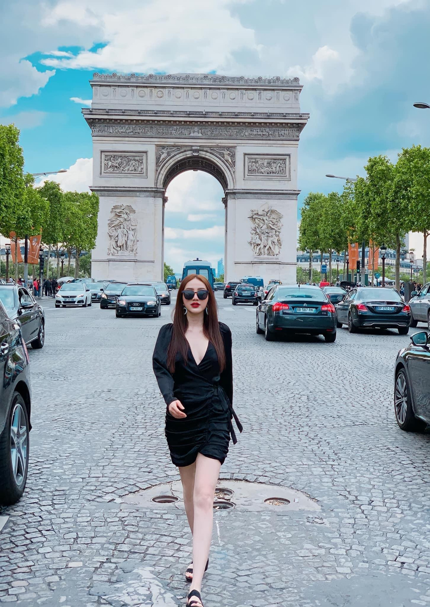 Nữ ca sĩ check-in sang chảnh tại đường phố Paris, Pháp.