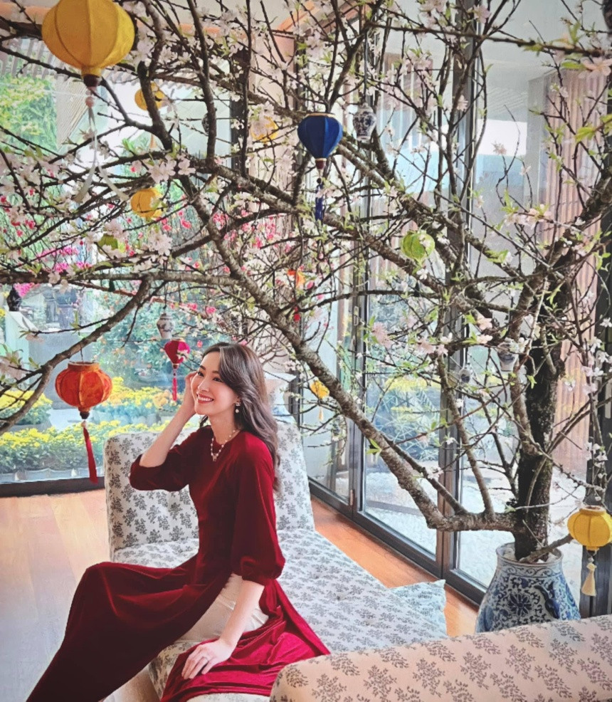 Hoa hậu Đặng Thu Thảo phối áo dài cùng dây chuyền và khuyên tai đính ngọc trai. Hoa hậu Đặng Thu Thảo phối áo dài cùng dây chuyền và khuyên tai đính ngọc trai.