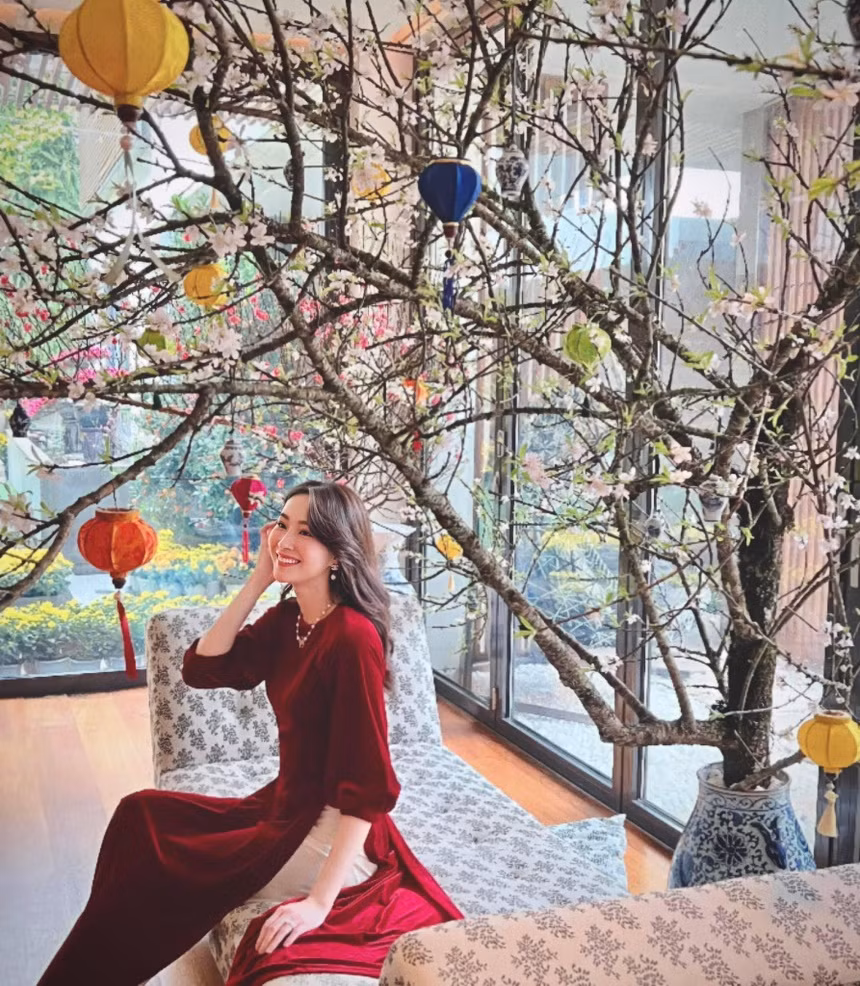 Hoa hậu Đặng Thu Thảo phối áo dài cùng dây chuyền và khuyên tai đính ngọc trai.