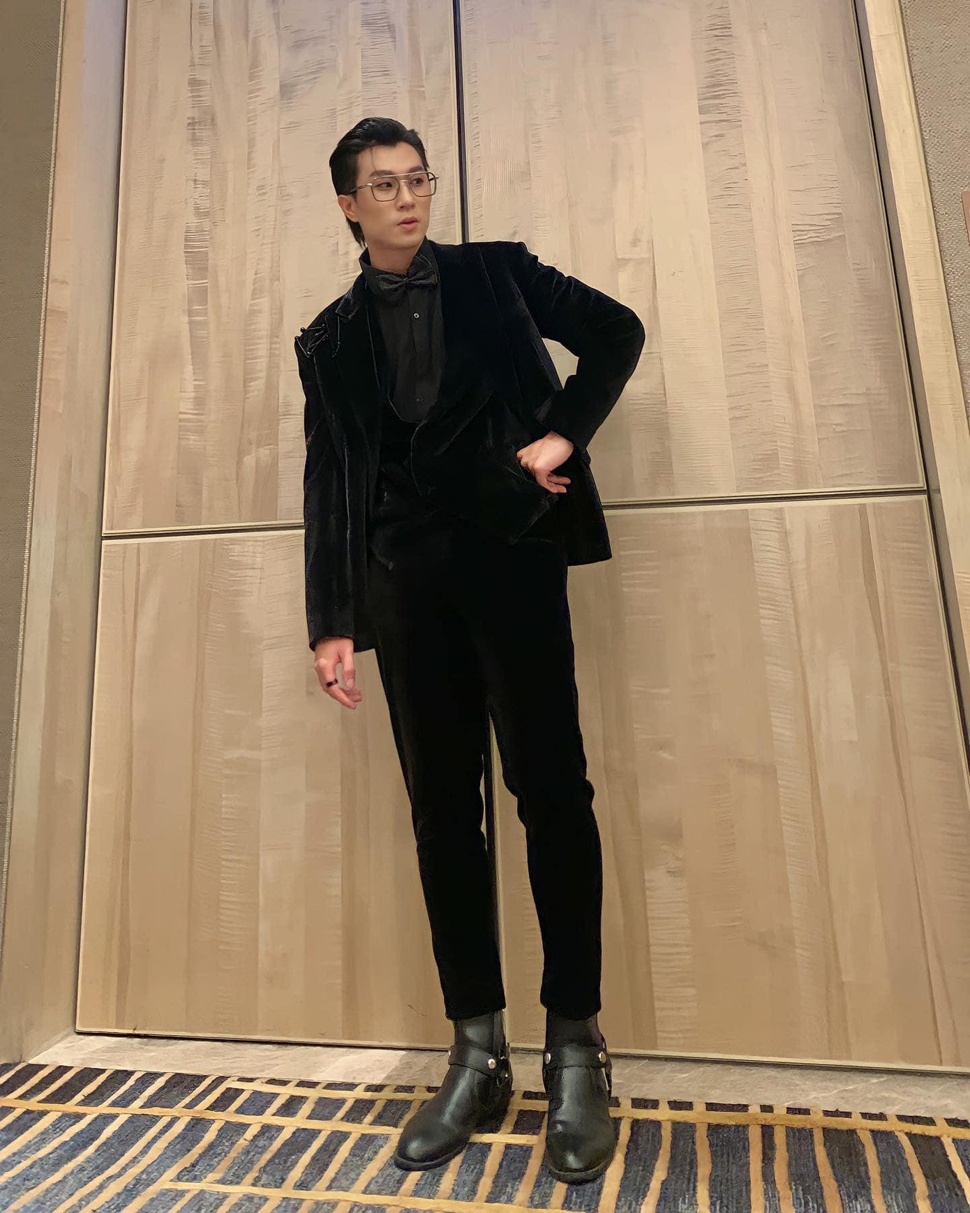 Kiểu tóc vuốt ngược cùng mắt kính giúp Đỗ Phong sở hữu vẻ ngoài điển trai, lãng tử.