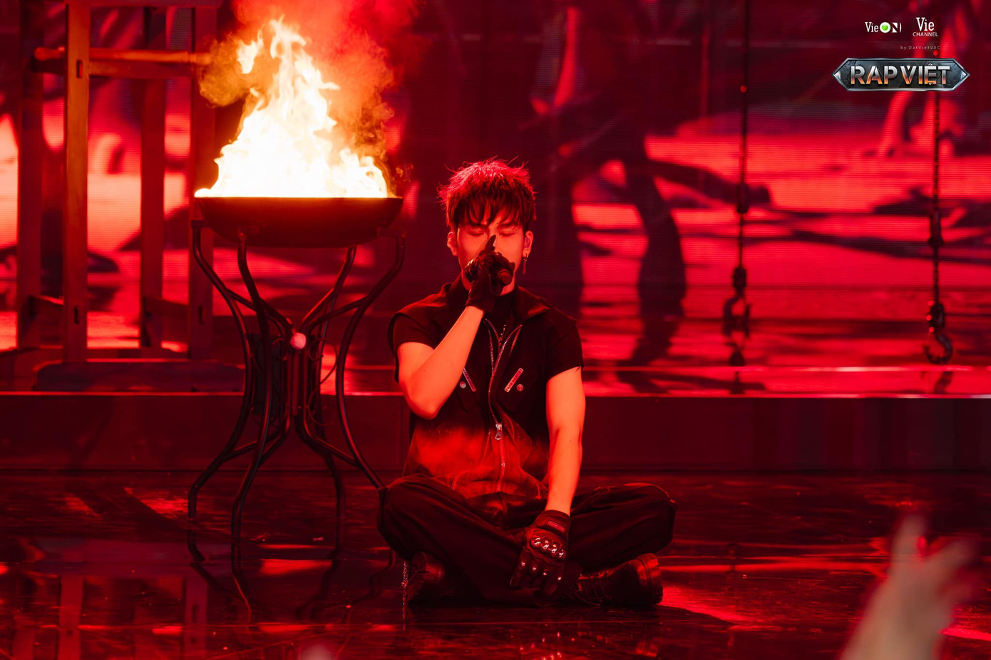 Kết hợp cùng producer Masew, Tiêu Minh Phụng mang đến sân khấu cực chất lượng. Kết hợp cùng producer Masew, Tiêu Minh Phụng mang đến sân khấu cực chất lượng.