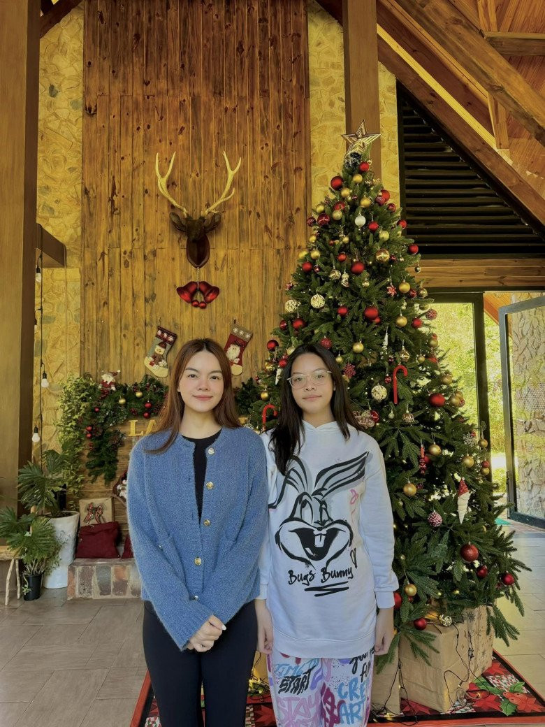 Ở tuổi 12, Tuệ Lâm đã cao bằng mẹ.