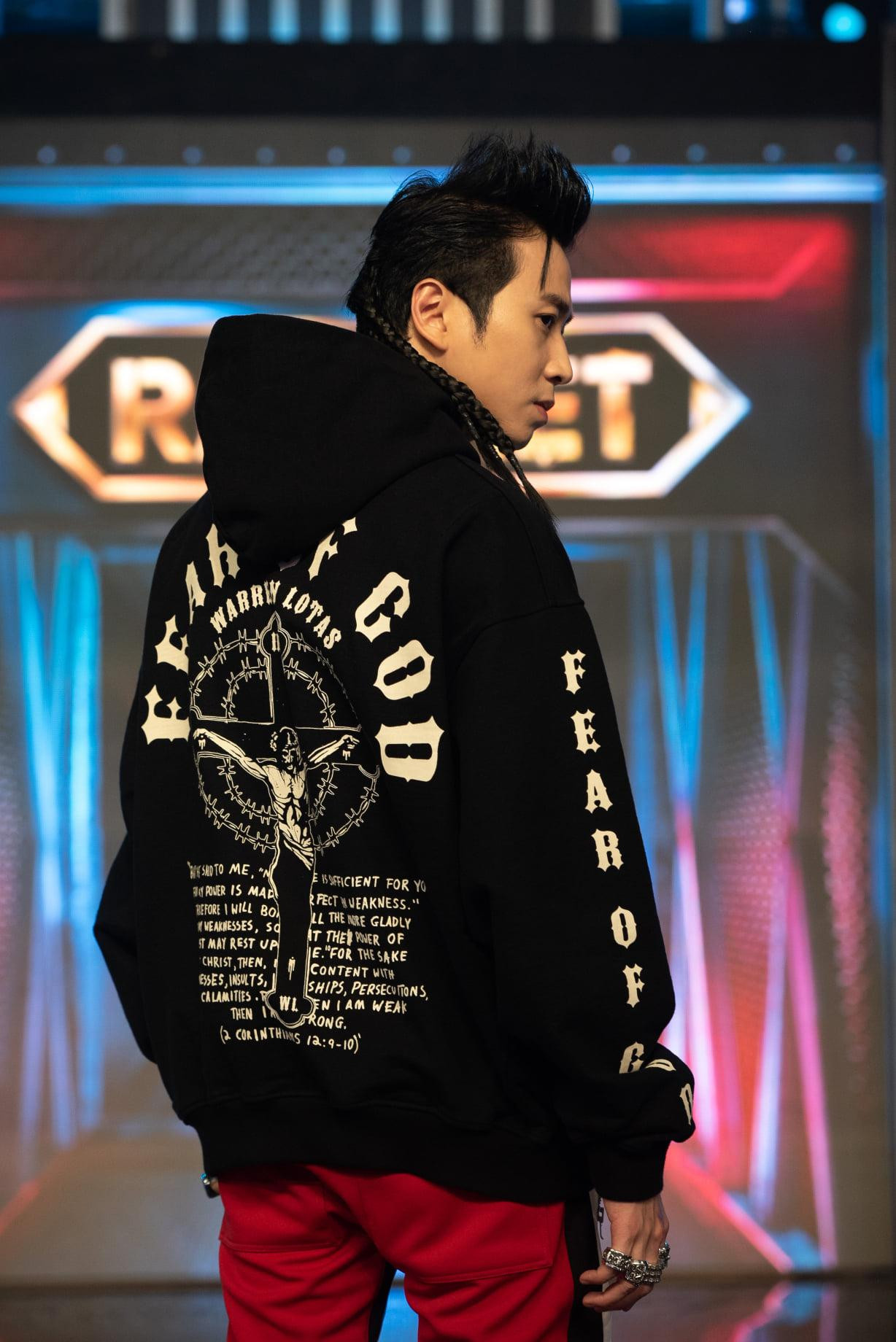 Nhiều cư dân mạng cho rằng, đó là khoảnh khắc Karik chụp cùng bạn gái.