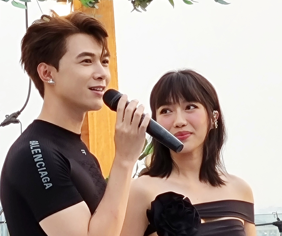 Anh Tú từng tiết lộ Diệu Nhi cứ thích nghệ sĩ nào, đặc biệt là các oppa Hàn Quốc thì sẽ bắt ông xã... cắt tóc y chang như vậy. Anh Tú từng tiết lộ Diệu Nhi cứ thích nghệ sĩ nào, đặc biệt là các oppa Hàn Quốc thì sẽ bắt ông xã... cắt tóc y chang như vậy.