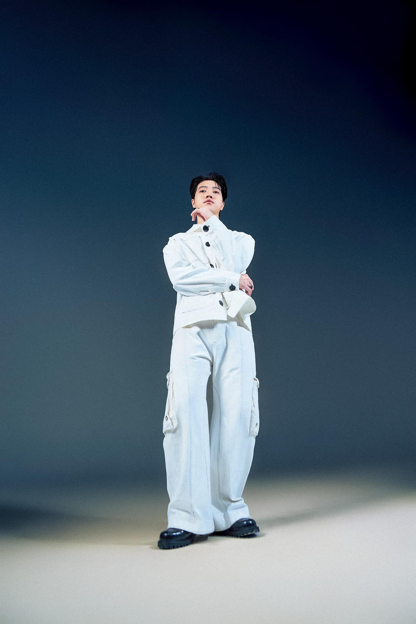 Áo khoác jeans với điểm nhấn túi hộp phối cùng giày tây đen giúp giao diện của Kewtiie vừa ngầu vừa lịch lãm. Áo khoác jeans với điểm nhấn túi hộp phối cùng giày tây đen giúp giao diện của Kewtiie vừa ngầu vừa lịch lãm.