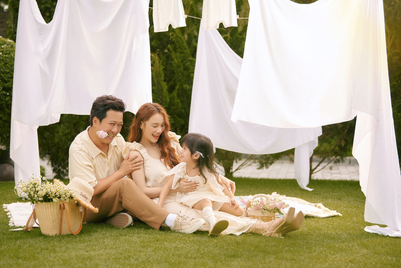 &quot;Mới đó mà đã 5 năm mẹ Bi về chung nhà với ba Tí, cảm xúc cứ như mới ngày hôm qua. Năm nay gia đình Destiny chuẩn bị đón thêm thành viên mới, cả nhà đếm từng ngày để được gặp em&quot; - Nhã Phương chia sẻ vào dịp kỷ niệm ngày cưới.