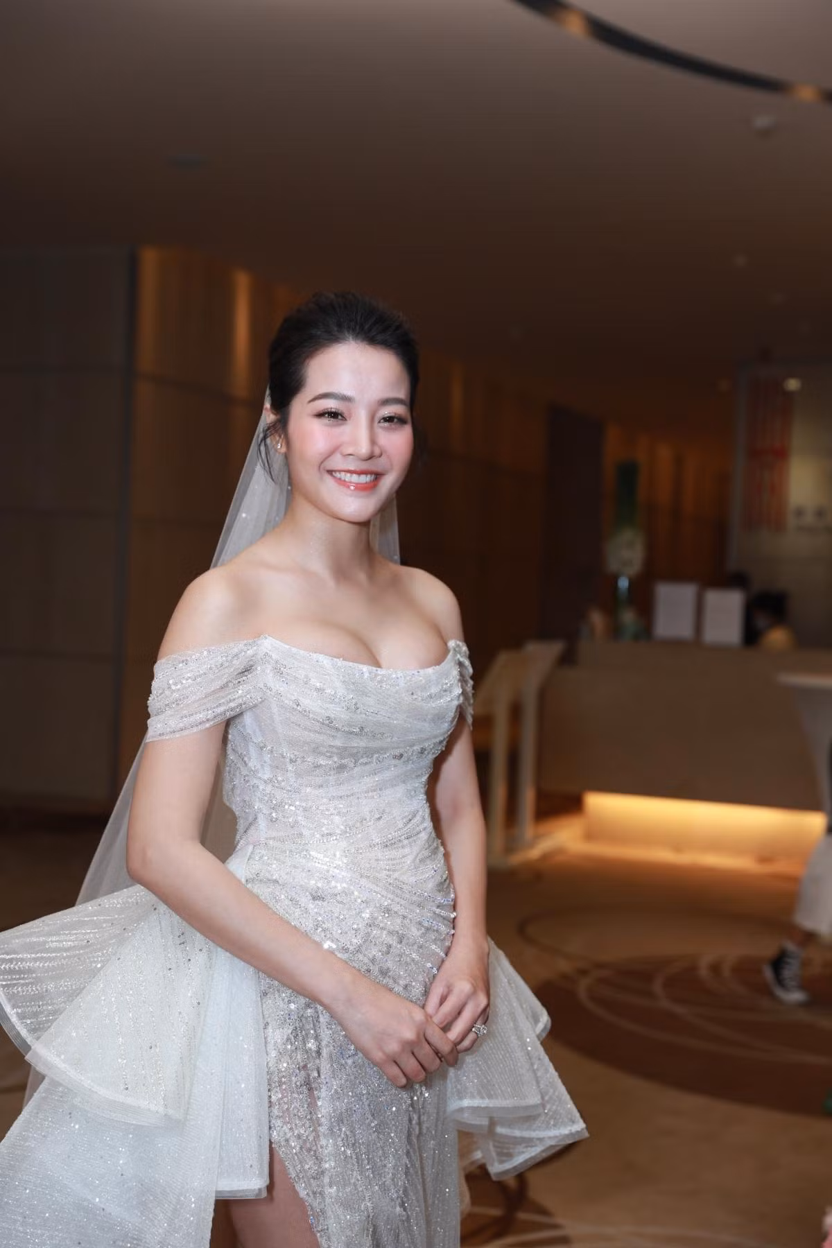 Bộ váy thứ hai có thiết kế táo bạo, quyến rũ hơn.