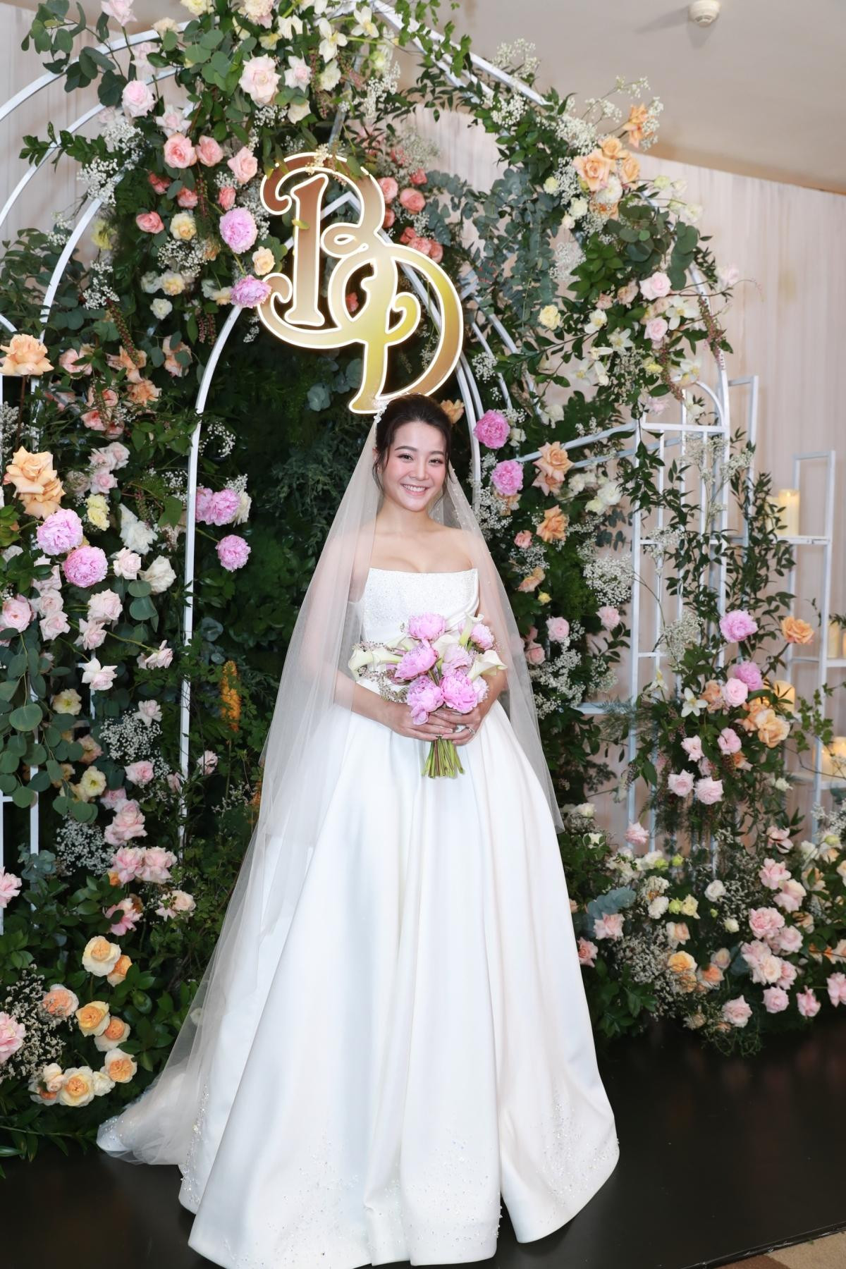 Cô dâu Karen Nguyễn rạng rỡ trong thiết kế váy cưới tối giản, sang trọng. Cô dâu Karen Nguyễn rạng rỡ trong thiết kế váy cưới tối giản, sang trọng.