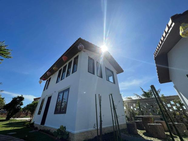 Biệt thự sang - xịn - mịn ở ngoại ô của vợ chồng Trường Giang - Nhã Phương.