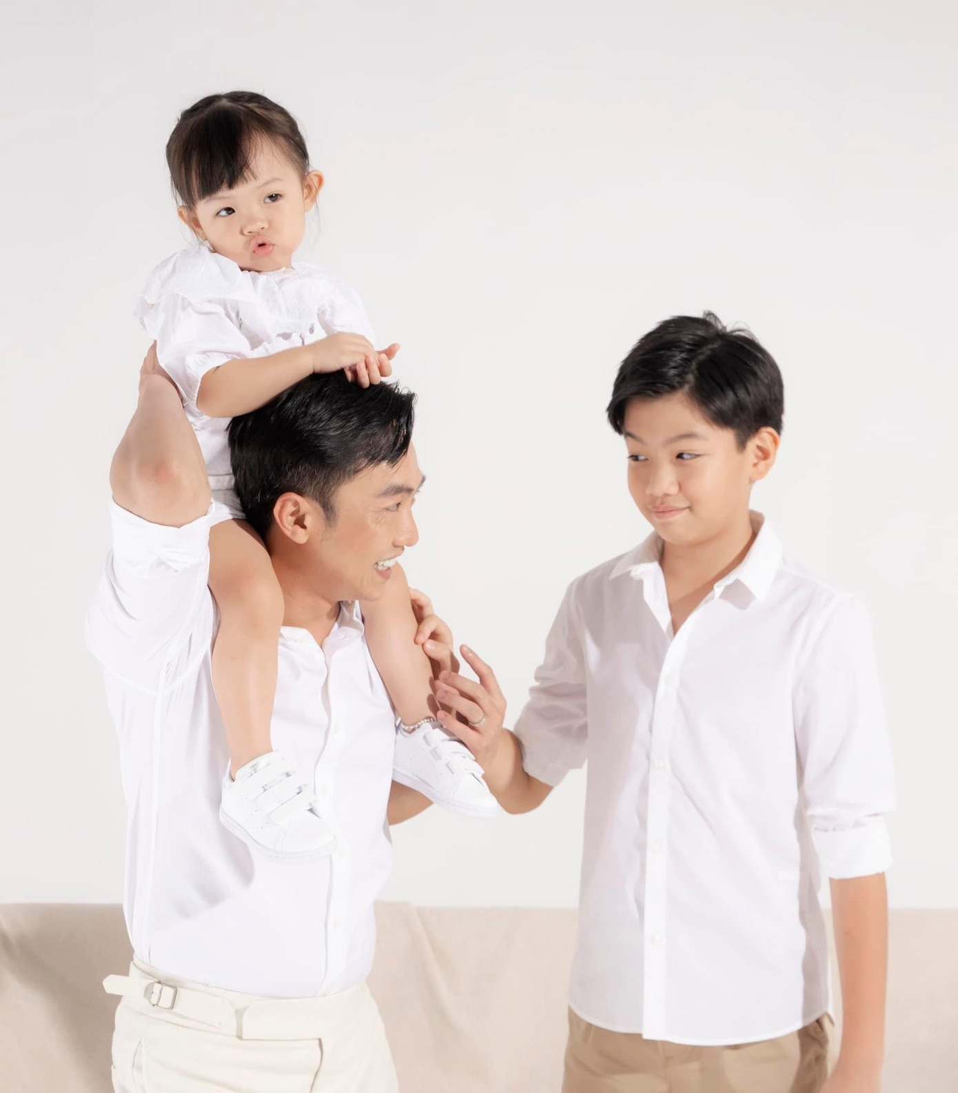 Suchin "cưng xỉu" bên cạnh bố Cường Đô La và "anh hai" Subeo. Suchin "cưng xỉu" bên cạnh bố Cường Đô La và "anh hai" Subeo.